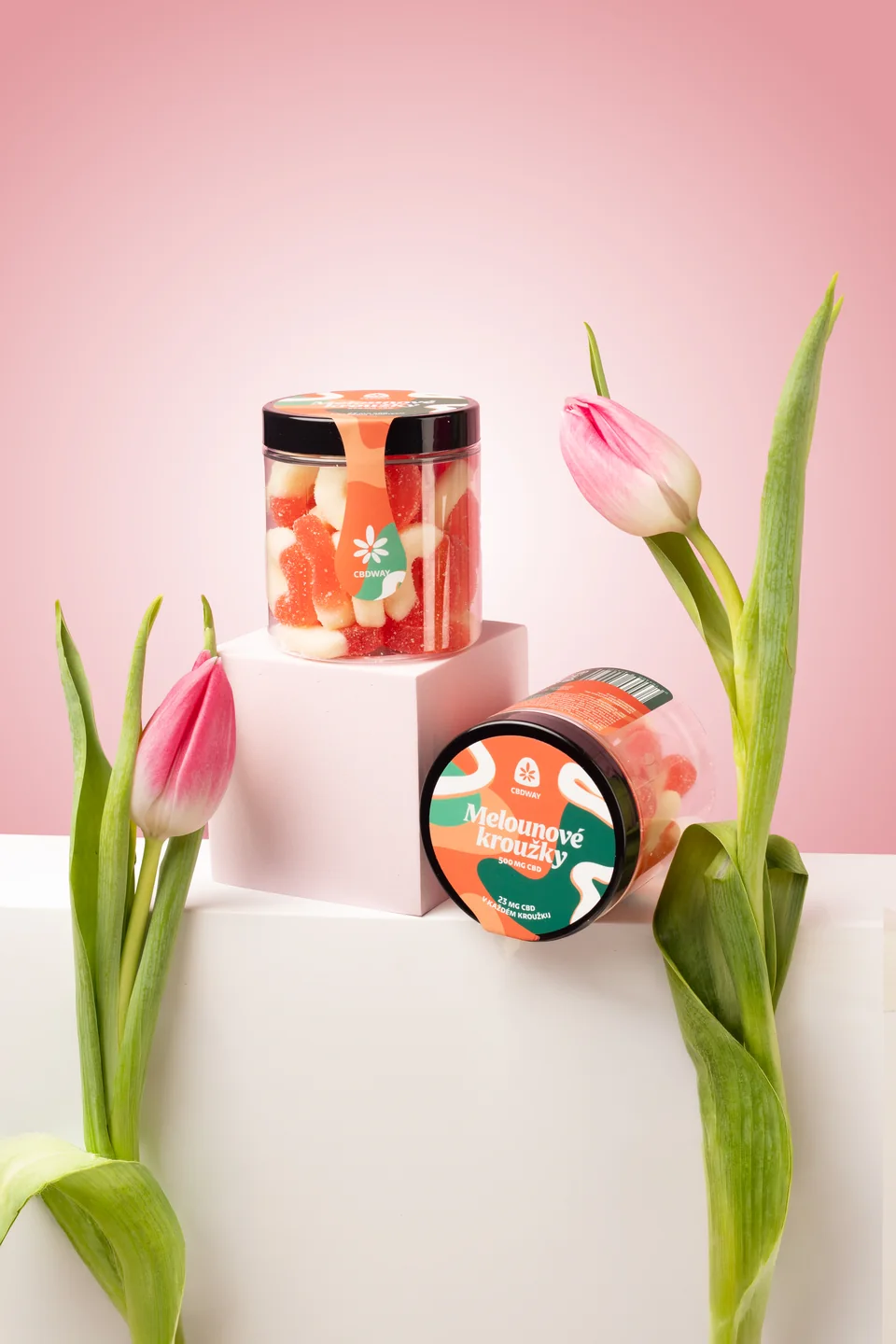 Melónové krúžky CBDWAY na ružových podstavcoch s tulipánmi