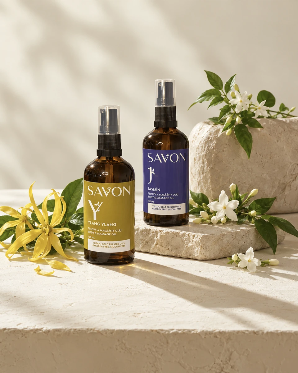 Oleje Savon Ylang Ylang a Jazmín medzi kvetmi na svetlom kameni