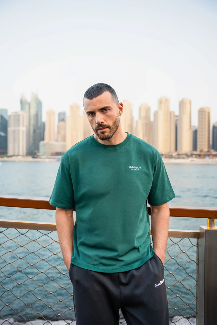 Portrét v športovom oblečení GymBeam v Dubaji